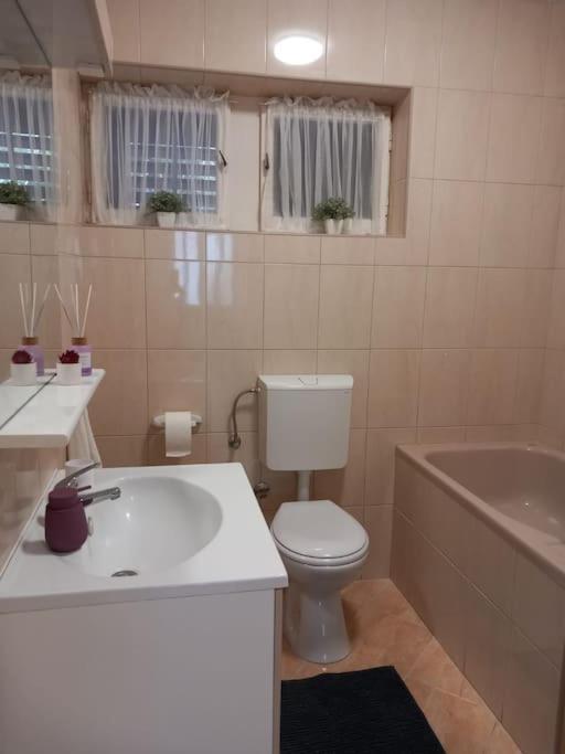 Apartment Dora-100M From The Central Beach Makarska Eksteriør bilde